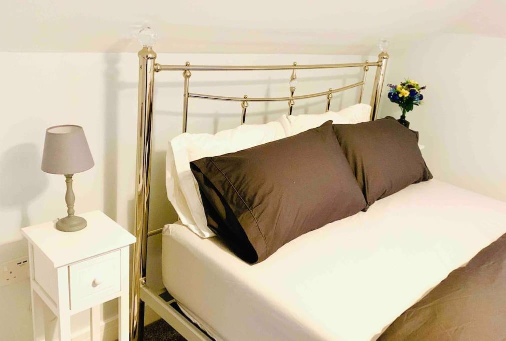 Centrally Situated House Plus Private Parking كيلتنهام المظهر الخارجي الصورة